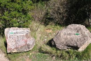 Rock with with informations on the path going from Marseille (col of la Gineste) to Cassis