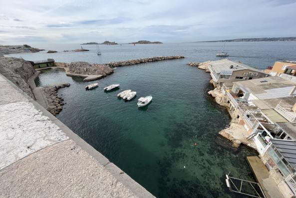 Entrance of the Vallon des Auffes and cabins
