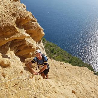 Climbing the cap canaille at Cassis with a beautiful viewpoint over the sea