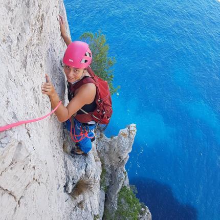 Voie d'escalade au dessus de la mer dans le parc national des calanques