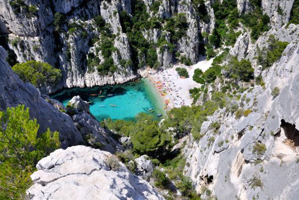 Kayaks faisant une pause sur la plage d'En-vau