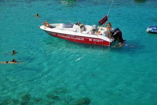 Swimming activity with a boat in the calanques