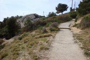 Chemin allant à la calanque de Niolon