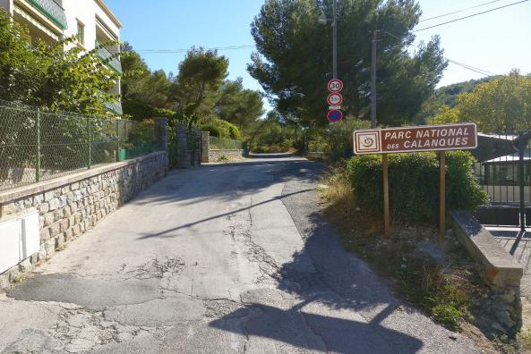 Entrée du Parc National des Calanques. Début de la route d'accès à Morgiou (Quartier des Baumettes)