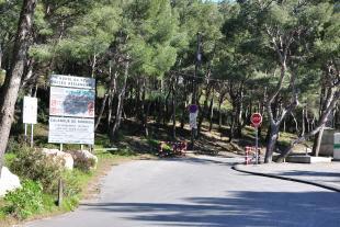 Gate and start of the road of Sormiou