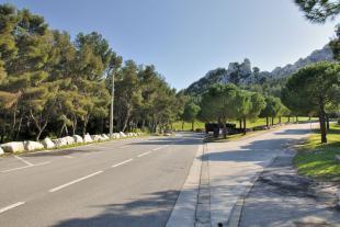 Junction, on the left the parking and access to Sormiou, on the right the water treatment plant