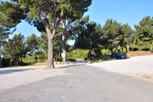 Old parking of la Gardiole and hiking track going to the calanque d'En vau