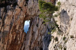 Brèche dans les falaises de l'Eissadon et vue sur Riou