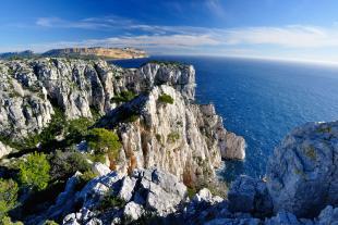 Au loin le cap Canaille et l'archipel des Embiez