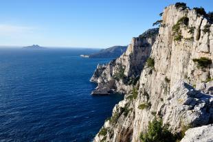 Vue sur les proches falaises du Devenson, le cap Morgiou et l'archipel de Riou