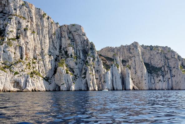 Massif des calanques et falaises de l'Eissadon vus de la mer