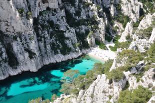 Bottom of the calanque d'En vau, beach and cliffs