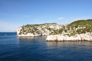 En face la calanque d'En-vau et à droite celle de Port-pin