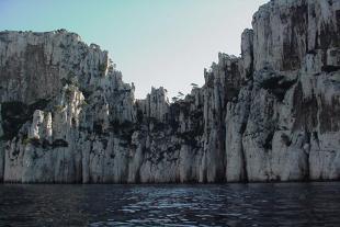 Extérieur d'En-vau en arrivant de Marseille par la mer