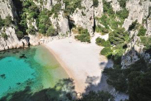 Plage d'En vau déserte le matin