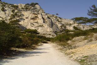 Hike between the cliffs