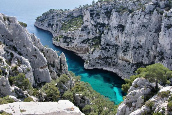 Calanque et falaises d'En vau vues des crêtes