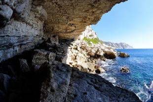 A l'abri sous la falaise de l'Escu