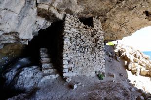 Citerne de récupération d'eau sous la falaise de l'Escu