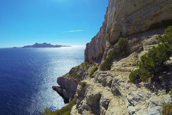 La corniche du Pêcheur et l'île de Riou