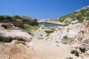 Empty area behind the calanque