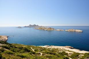 The entrance path to the calanque de Marseilleveyre gives an outstanding viewpoint on the islands 
