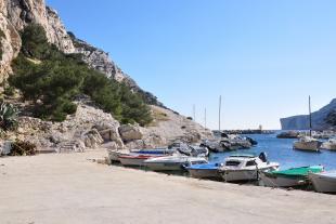 The embankment and the starting point of the hiking path