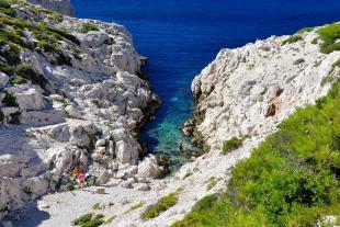 Baignade en famille à la calanque de la Mounine