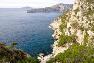 The calanque de l'Oeil de verre and flat rocks of the Lèque