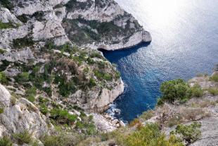View of the calanque de l'Oeil from the black path