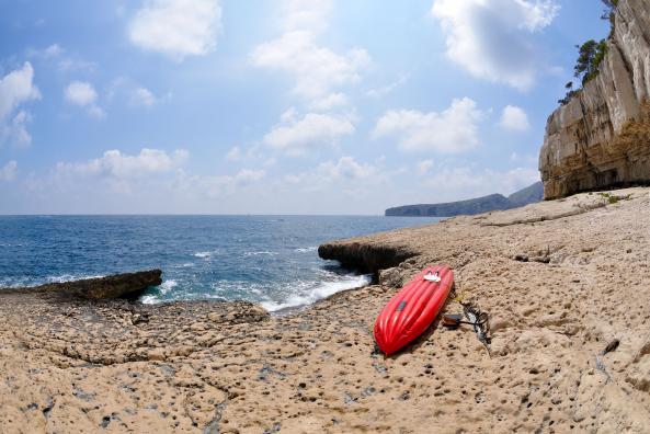 Le Kayak est bien pratique pour accéder aux pierres plates de la Lèque