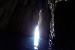 La grotte marine de l'Oule accessible aux kayaks