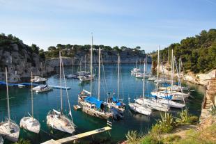 Bateaux à l'abri dans Port miou