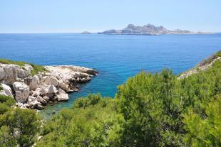 Calanque des Queyrons avec vue sur l'archipel de Riou