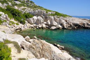 Plagette et plan d'eau de la calanque des Queyrons