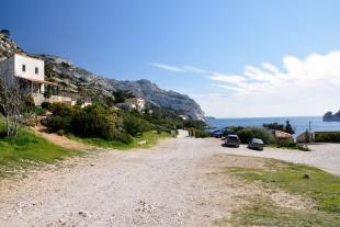 Parking route menant au port de Sormiou