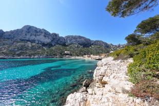 Sand floor and turquoise waters of Sormiou