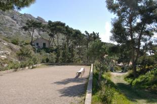 Terrain de pétanque derrière le port de Sormiou