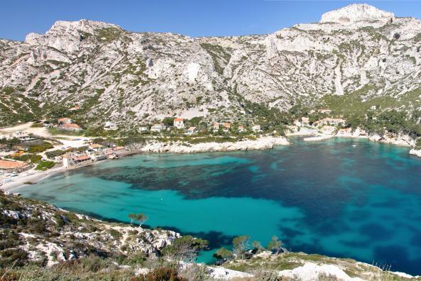 Large vue de la calanque de sormiou