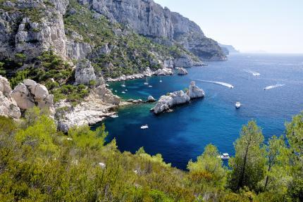 Calanque de Sugiton et l'îlot du torpilleur en été