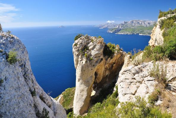 Aperçu des calanques du massif de Marseilleveyre, du massif du Puget et l'archipel de Riou