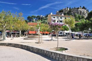 Grande place près du port avec vue sur le châeau de Cassis