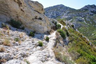 Sentier rouge allant à Sormiou