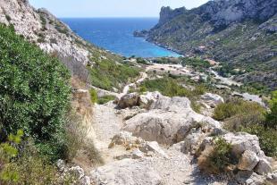 End of the descent to join the calanque