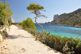 Allée entre la plage et le petit port de Sormiou 