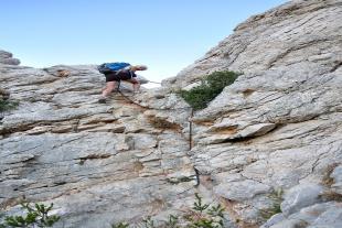 Descent of the chain of Morgiou