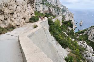 Le chemin surplombe la calanque