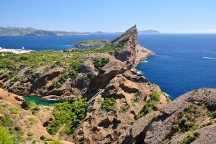 Le bec de l'aigle et aperçu de la calanque de Figuerolles sur la gauche