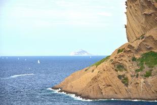 Pied du Bec de l'Aigle et l'île de Riou