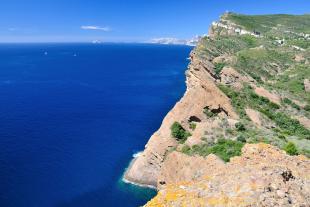 Falaises et au loin l'archipel de Riou ainsi que la côte des calanques